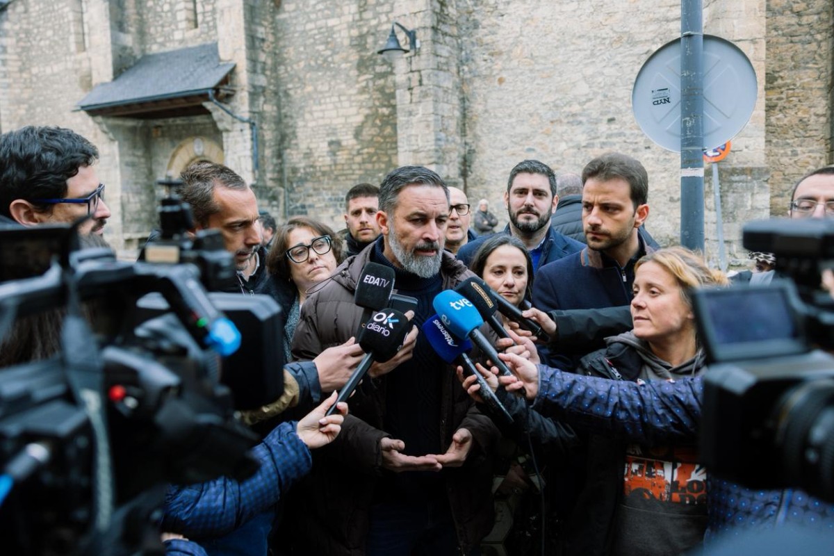 Santiago Abascal retrata a Feijoo por su reunión el próximo lunes con Pedro Sánchez, el «capo de la mafia»: «Esa fotografía será la fotografía de la estafa bipartidista»