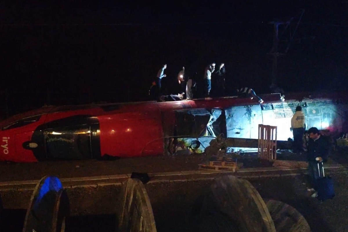 Caos total y centenares de pasajeros sin poder viajar tras el grave descarrilamiento de dos trenes en Córdoba