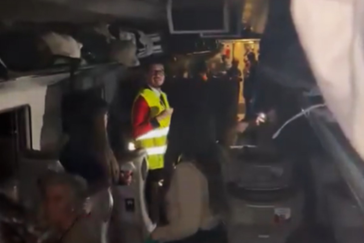 Instalan un hospital de campaña en Adamuz (Córdoba): «Todo el pueblo se está volcando y llevando agua y mantas»
