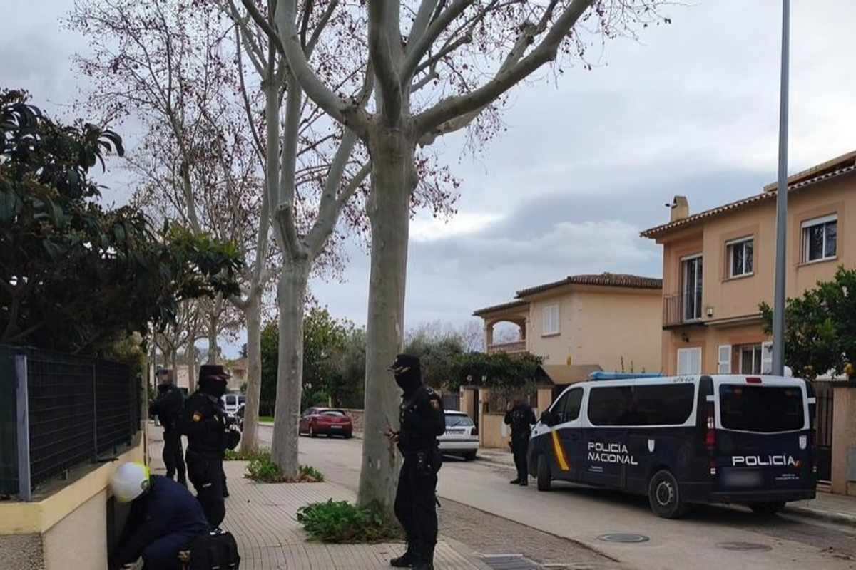 El drama de la okupación en España: un jubilado acude a su vivienda para pintarla, suena una alarma y aparece el okupa rico que la había instalado