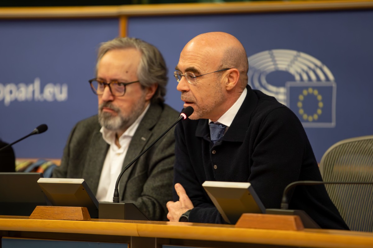 VOX impulsa la petición para que el Parlamento Europeo investigue y debata la obligatoriedad de la baliza V16 impuesta por Sánchez