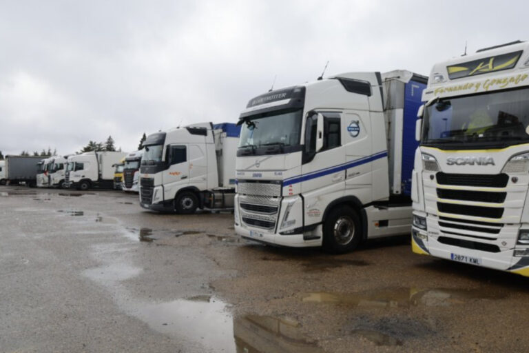 Los camioneros se rebelan contra el Gobierno y amenazan con paros indefinidos por el imparable alza de los combustibles: «No cubrimos costes»