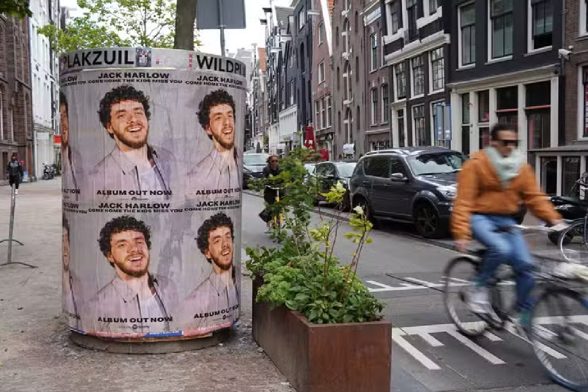 Ámsterdam prohibirá la publicidad exterior de combustibles fósiles y productos cárnicos en toda la ciudad
