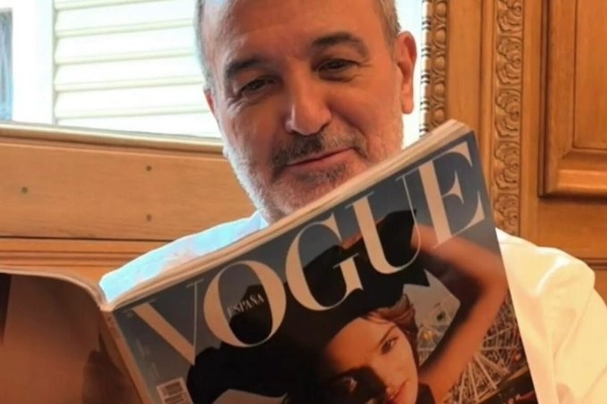 El alcalde de Barcelona (PSC) se fotografía leyendo la revista Vogue en pleno caos en Rodalies: «Es una burla hacia las familias barcelonesas que están sufriendo la gestión criminal socialista»