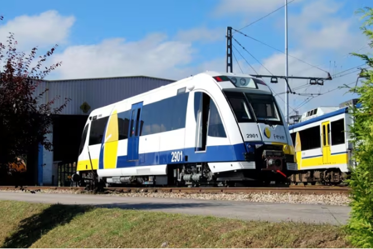 Seis heridos al chocar un tren de FEVE con una grúa en Cartagena (Murcia)