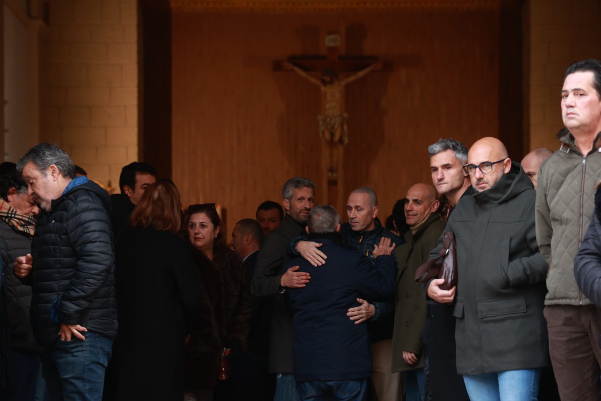El «funeral laico» en Huelva indigna a las familias: «Aquí no cabe un funeral laico. Cabe un funeral cristiano, religioso. Estamos en una tierra mariana»
