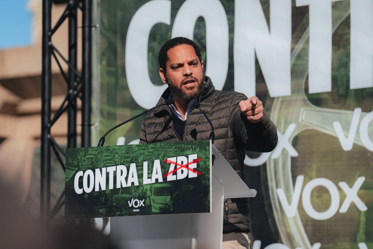 Ignacio Garriga (VOX) denuncia que el PSOE es el «mayor enemigo» del pueblo español y señala que la «regularización» masiva va a «saturar» todavía más la sanidad