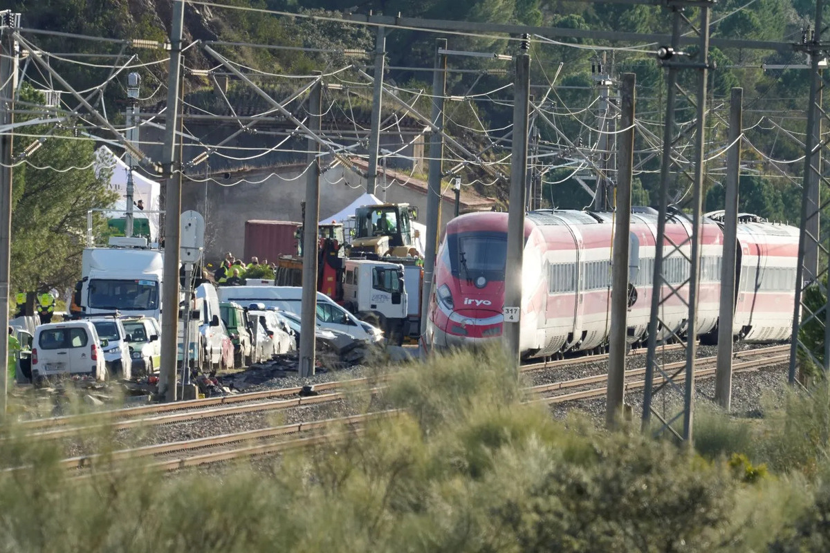 Adif detecta una nueva rotura de vía en la línea Madrid-Barcelona y vuelve a limitar la velocidad en la zona