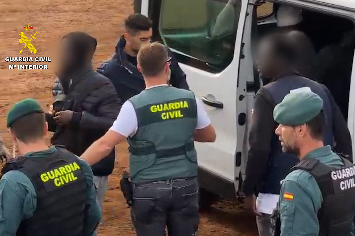 Detenidos siete inmigrantes ilegales gestionados por la ONG Accem por asesinar a otros cuatro en un cayuco interceptado en El Hierro