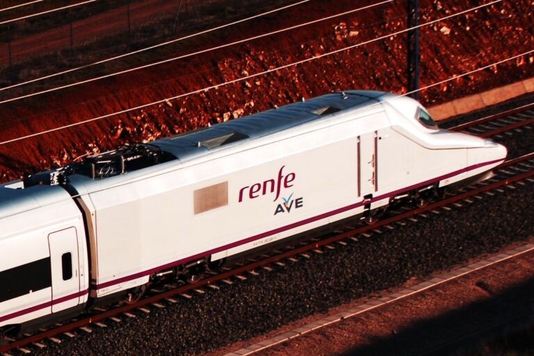 Enésimo fallo en las infraestructuras de la alta velocidad: una incidencia paraliza y genera retrasos en el servicio Madrid-Barcelona