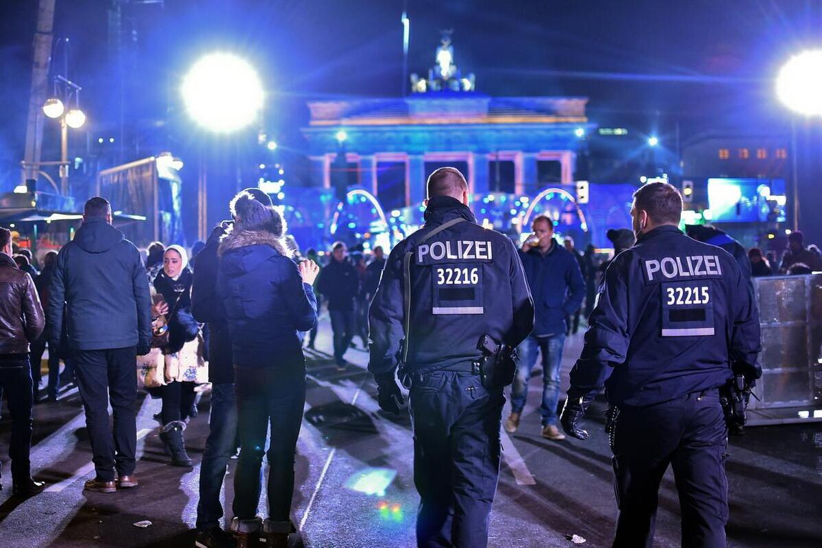 Nochevieja para el olvido en Berlín: el caos migratorio acaba con 420 detenidos, 30 policías heridos y niños mutilados por petardos