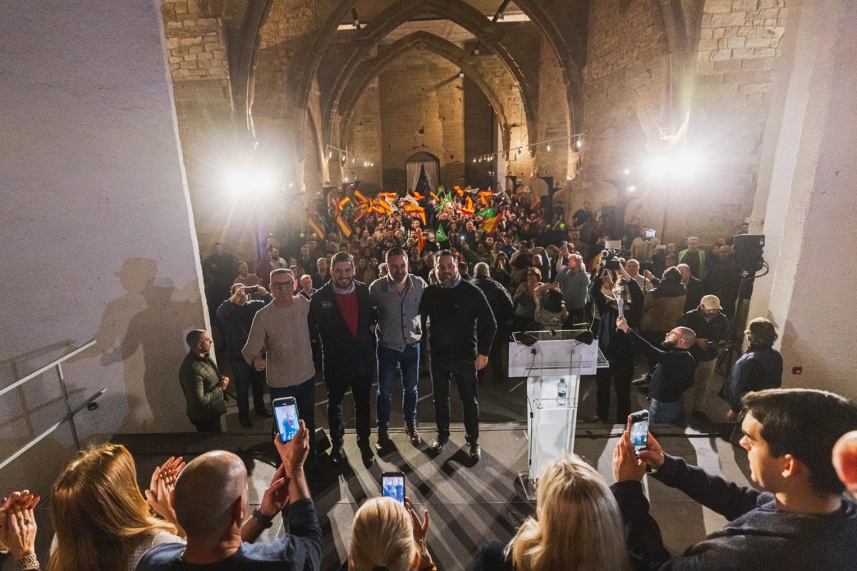 Santiago Abascal retrata en Fraga (Huesca) la «estafa bipartidista»: «Cada vez que Sánchez se ahoga sale Feijoo a hacer una visita al Palacio de La Moncloa»