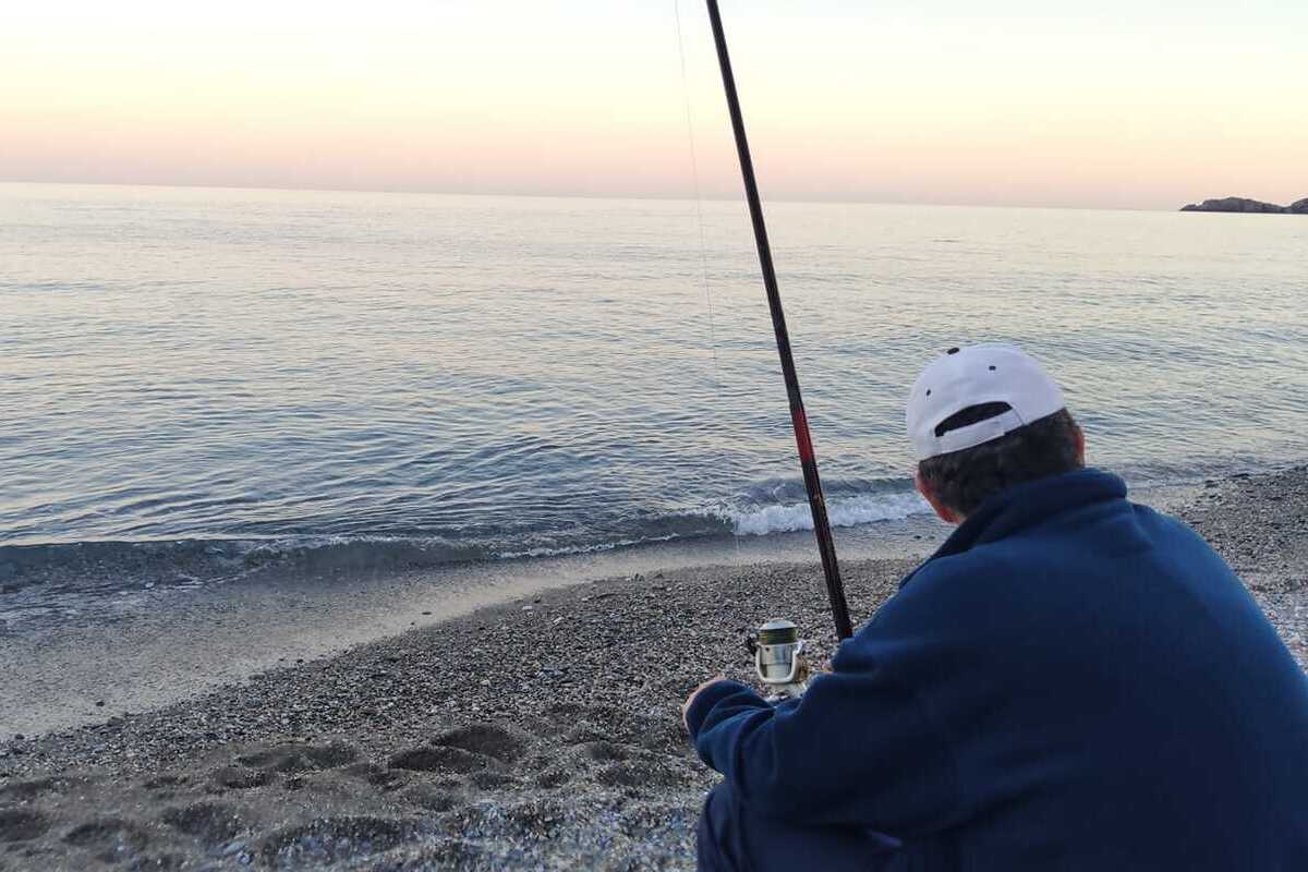 Moreno Bonilla se pliega a la Agenda 2030 y prohíbe la pesca recreativa y de autoconsumo en Almuñécar (Granada)