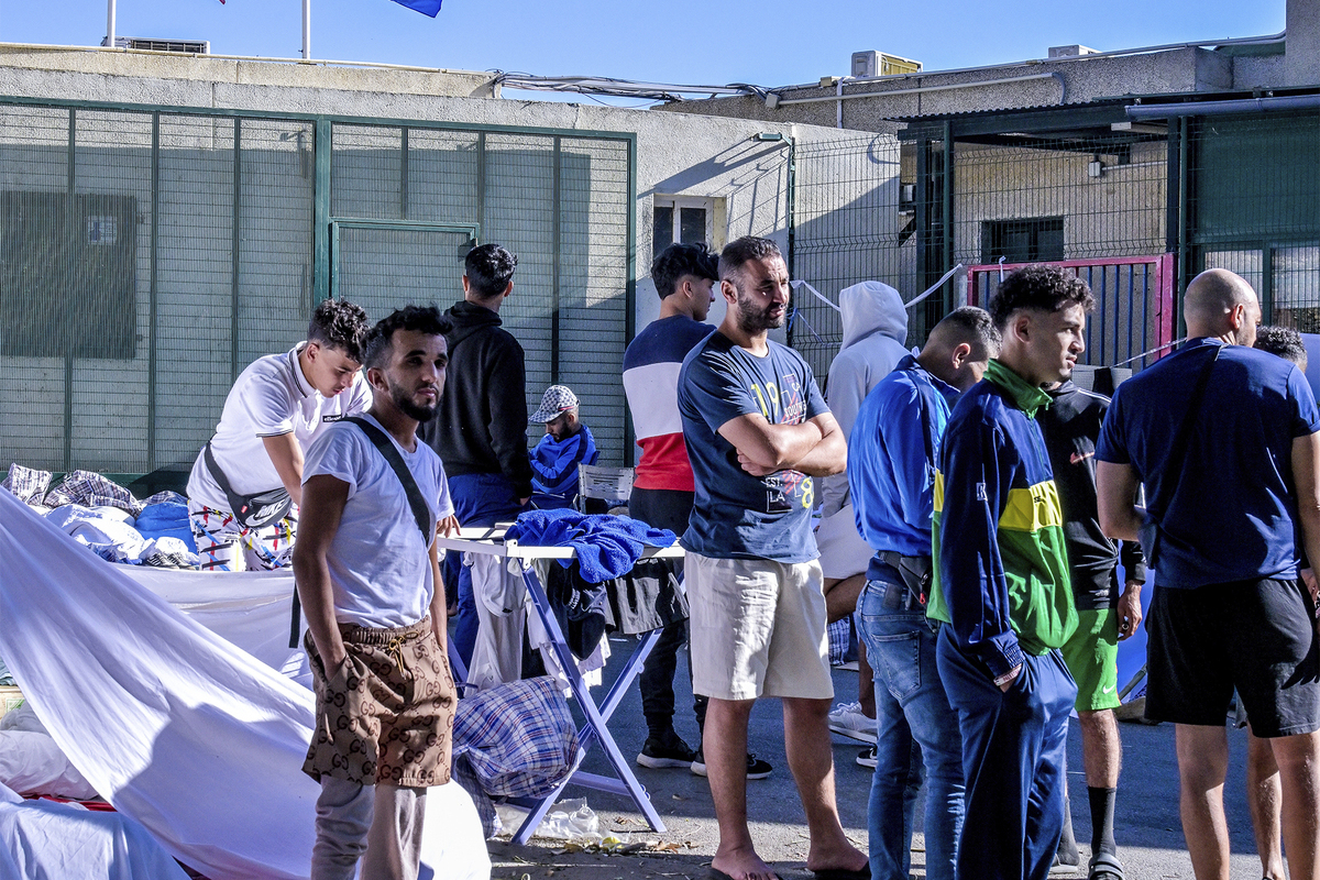 La llegada masiva de inmigrantes ilegales de Marruecos y Sudán colapsa el centro de Ceuta: se encuentra al doble de su capacidad
