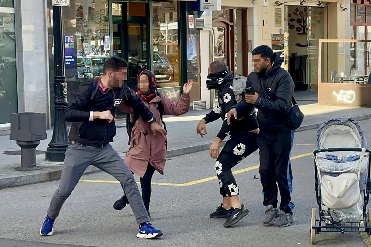 Una reyerta entre inmigrantes marroquíes en pleno centro de Gijón con navajas y un cúter acaba con varios heridos