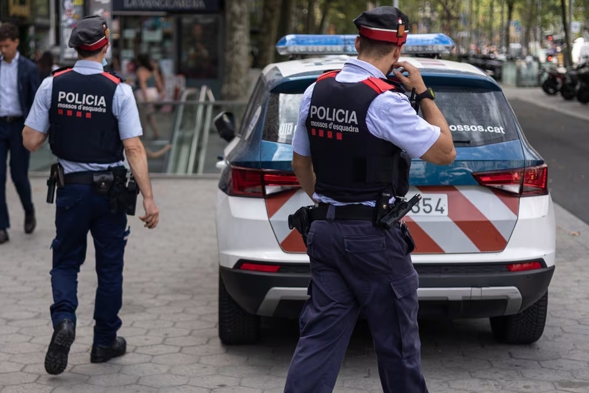 Una pareja de inmigrantes hiere a dos adolescentes con un arma blanca para robarles el patinete eléctrico en Barcelona