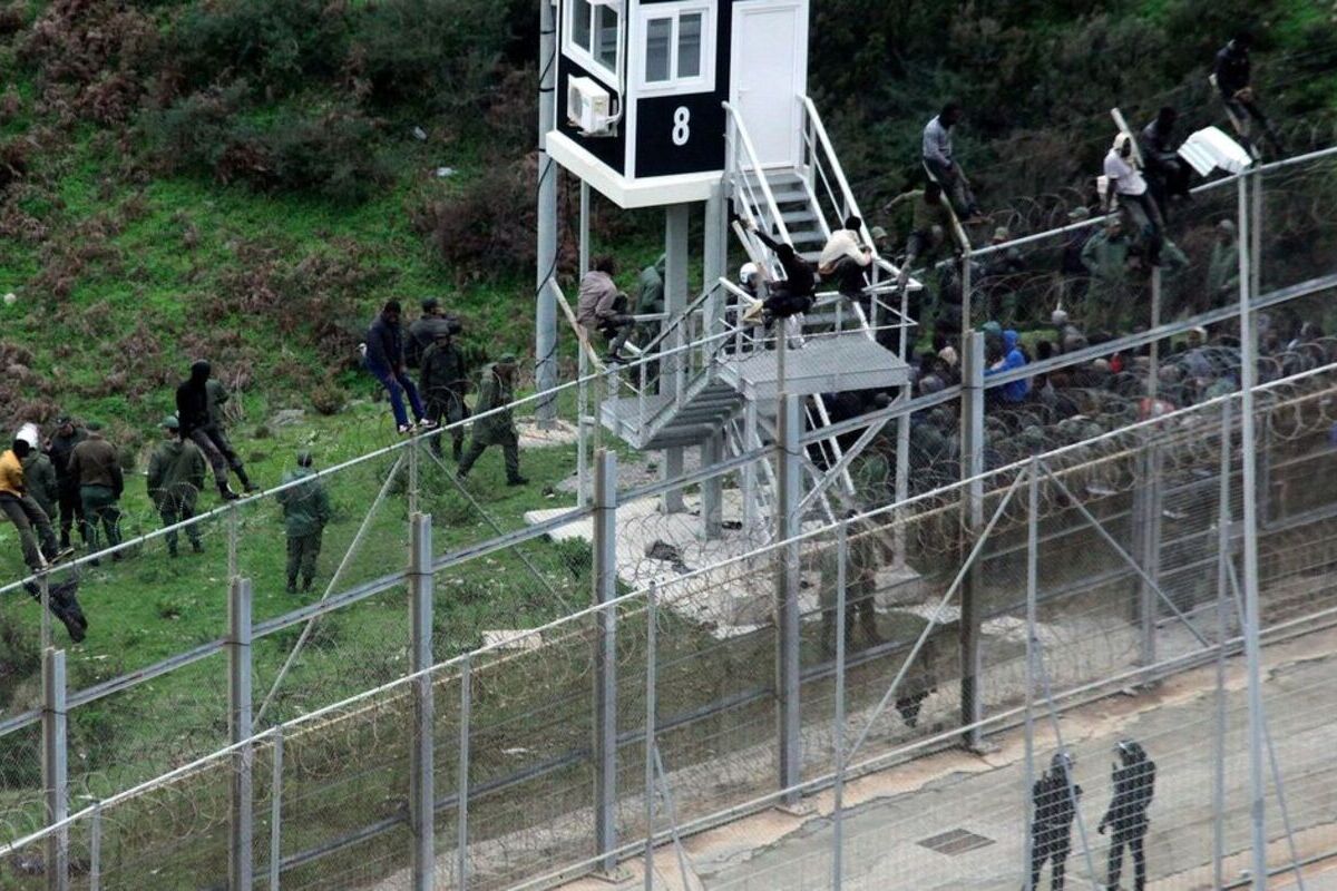 Guardias Civiles denuncian que la valla de Ceuta se desmorona y permite el salto desde Marruecos de inmigrantes ilegales en 30 segundos