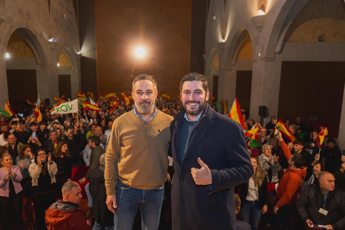 Santiago Abascal retrata a Pedro Sánchez, «el maldito lacayo de Soros»: «Estamos detectando que huele a cambio de verdad en Aragón»