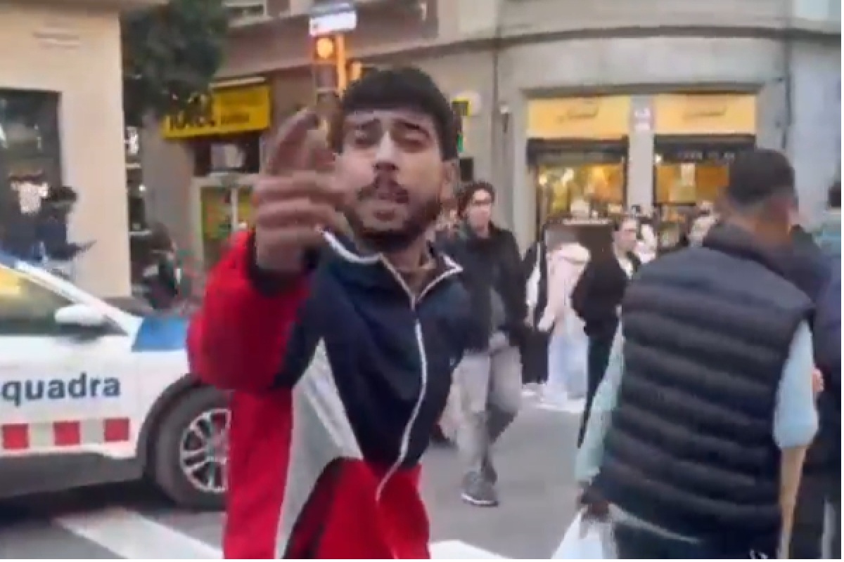 Islamistas y ultraizquierdistas insultan a cargos y militantes de VOX, e intentan atacar una carpa en Barcelona