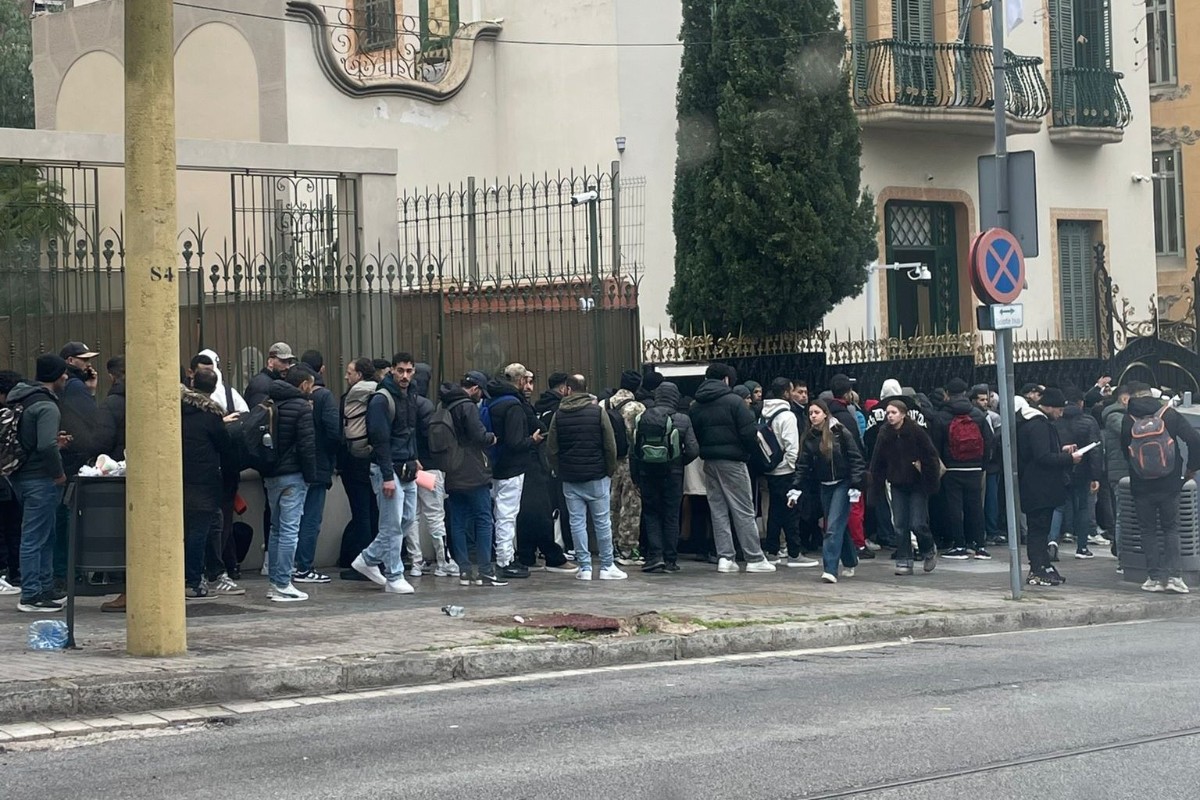 Colas kilométricas en el consulado de Argelia en Barcelona tras la «regularización» masiva decretada por el Gobierno de Sánchez: «Esto es reemplazo poblacional»