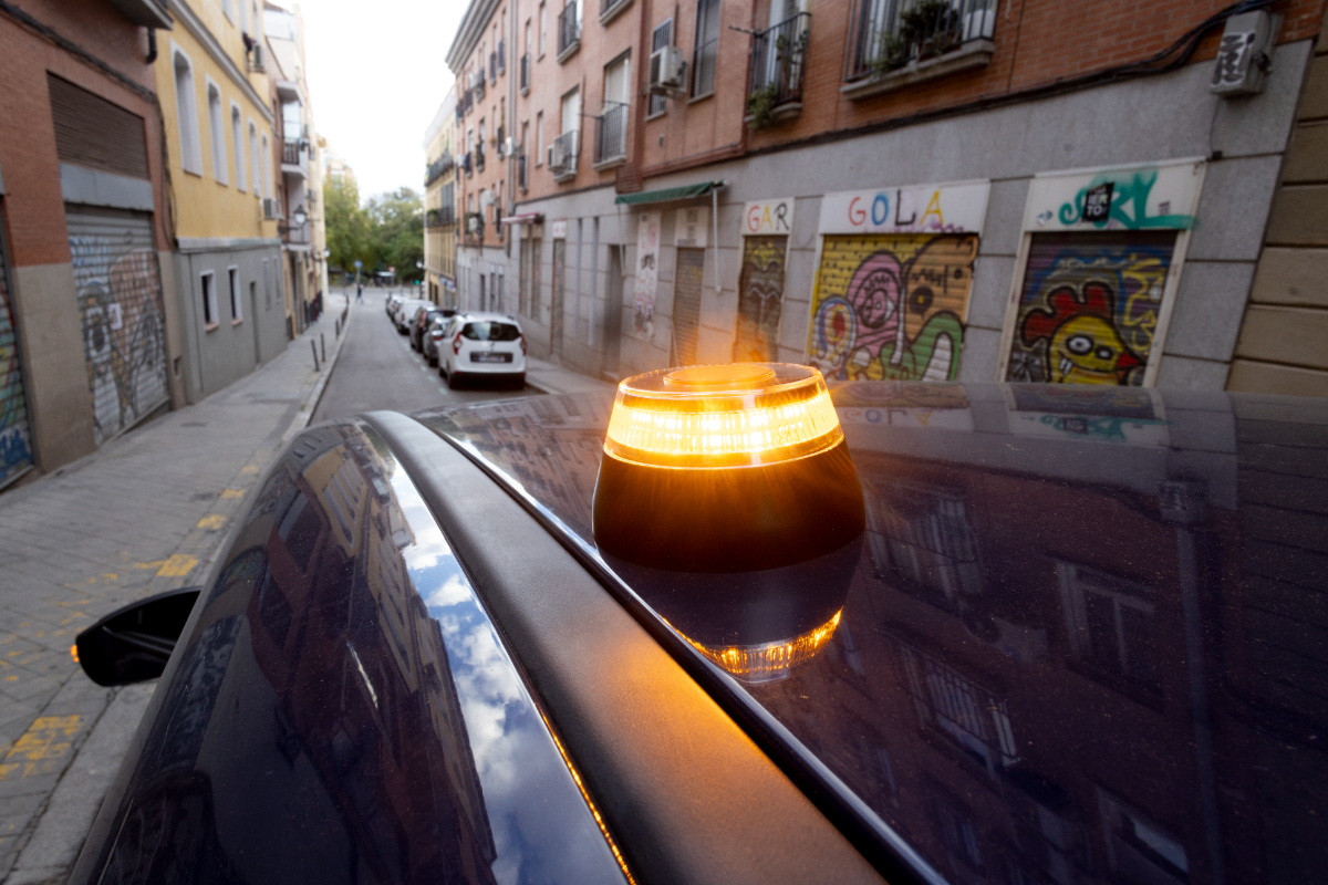 El fracaso de las balizas V-16: el 83% de las incidencias en carretera no se señalizan con el polémico dispositivo impuesto por Sánchez