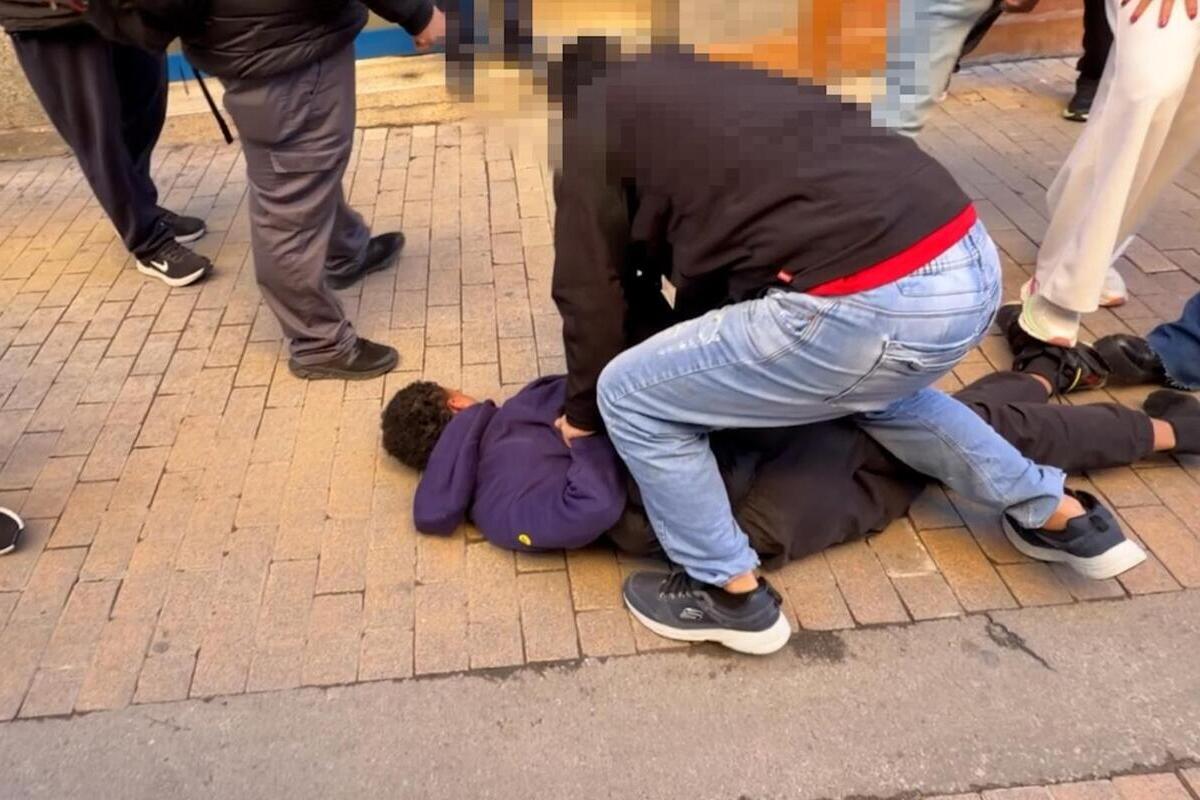 Un mena con 18 antecedentes policiales agrede y roba a una mujer en una estación de Barcelona