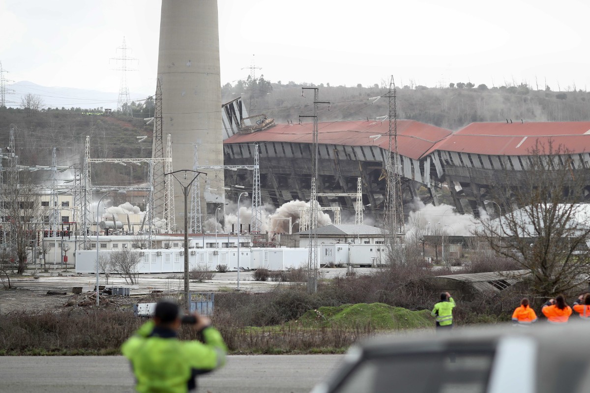 Derriban las dos chimeneas de la central térmica Compostilla II de Cubillos del Sil (León), inaugurada en 1966 y símbolo de la prosperidad durante décadas de El Bierzo