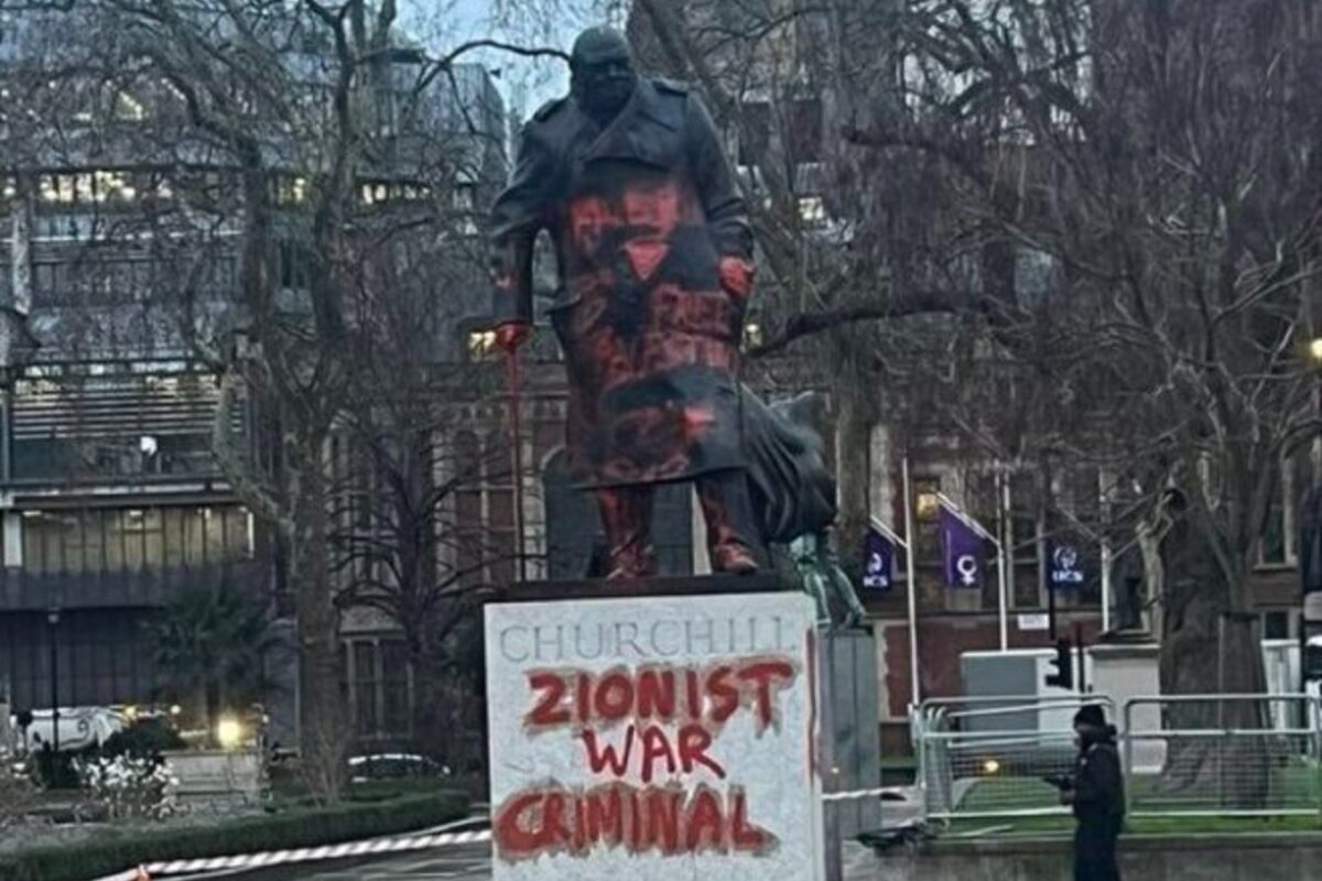 Un detenido en Londres por vandalizar una estatua de Winston Churchill con pintadas que lo califican de «criminal de guerra sionista»