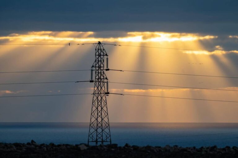 Bruselas prepara una reforma energética que permitirá activar cortes selectivos de luz ante crisis de suministro