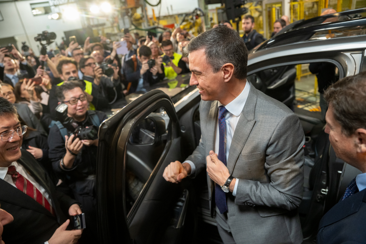 El Gobierno de Sánchez destina casi 100 millones a ocho estaciones de carga para impulsar el coche eléctrico