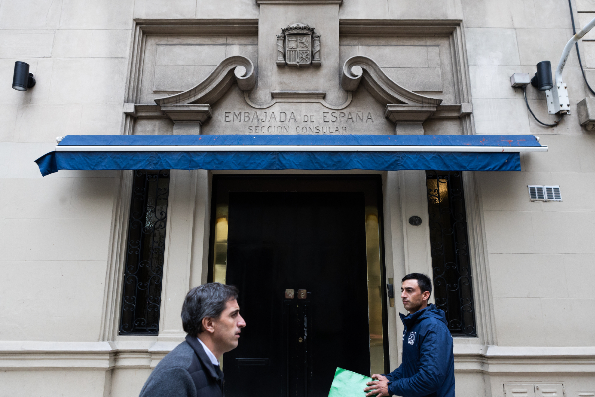 La Ley de Memoria de Sánchez desborda los consulados españoles en Argentina: más de 865.000 solicitudes de nacionalidad y 5.000 pasaportes al mes