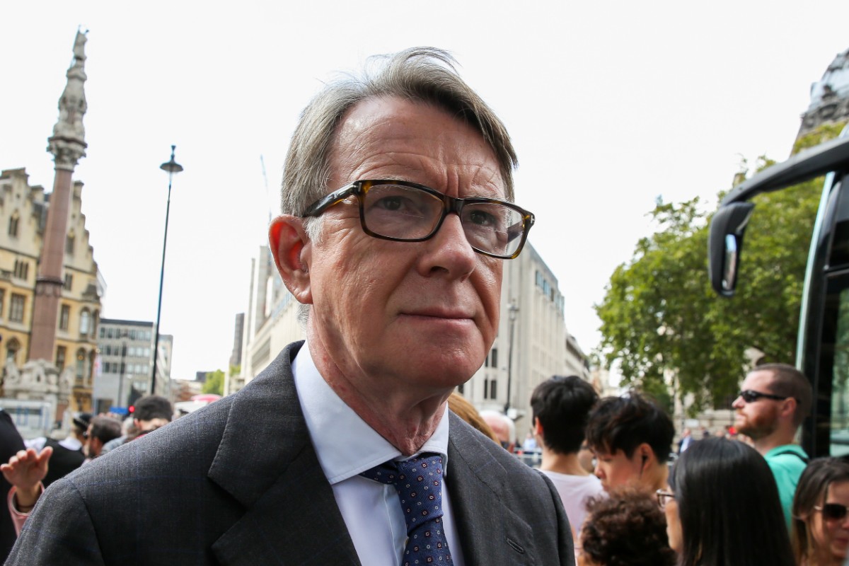 La Policía británica registra los domicilios en Londres del ex alto cargo laborista Peter Mandelson, señalado por el caso Epstein
