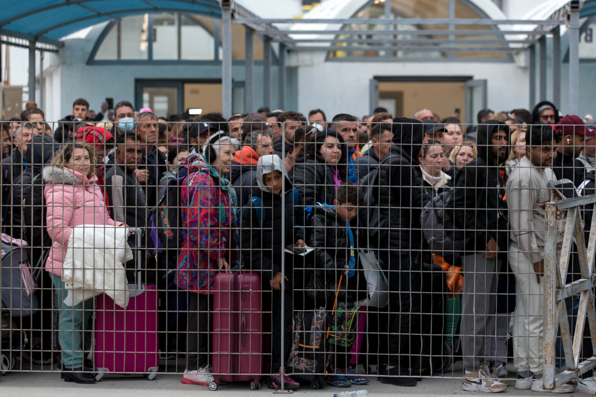 Grecia entierra las fronteras abiertas y apuesta por la inmigración «selectiva» mientras Sánchez avanza en la regularización masiva de ilegales