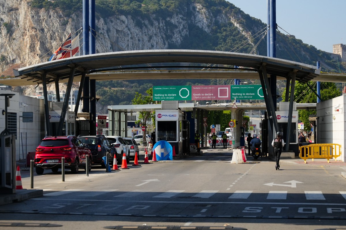 El Gobierno de Sánchez avala un pacto sobre Gibraltar que no aborda la soberanía y elimina la Verja
