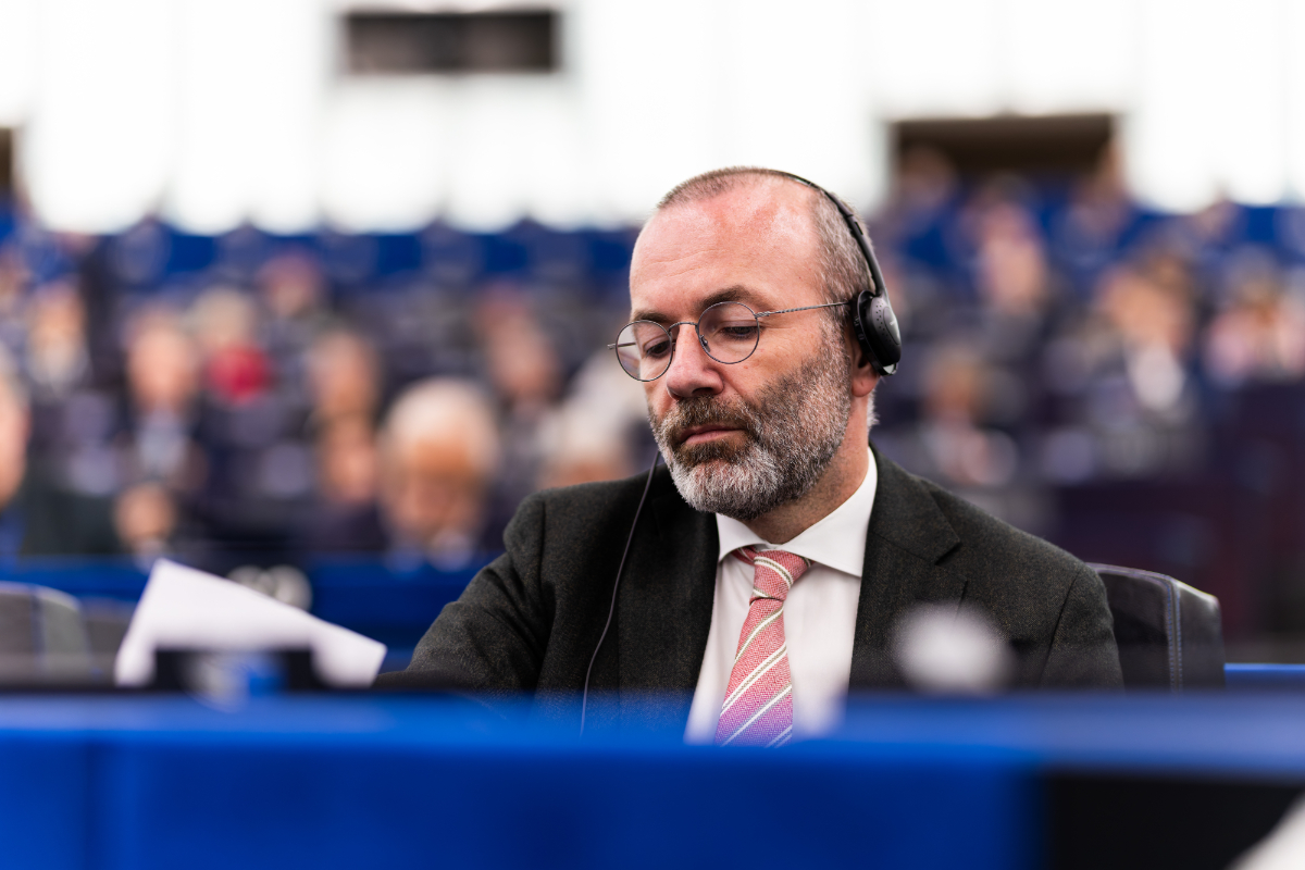 El presidente del Partido Popular Europeo, Manfred Weber, quiere un «Ejército europeo» para blindarse ante el avance de los gobiernos patrióticos