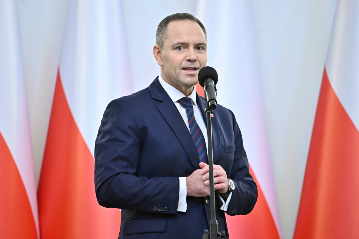 El presidente patriota Nawrocki frena el asalto del globalista Tusk a la justicia polaca y veta su reforma del Poder Judicial