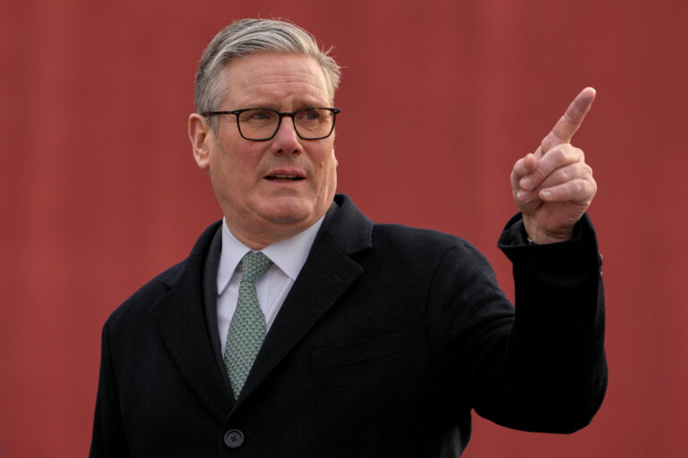 Funcionarios británicos reconocen que no han rastreado a 7.000 inmigrantes afganos que el Gobierno de Starmer llevó al Reino Unido