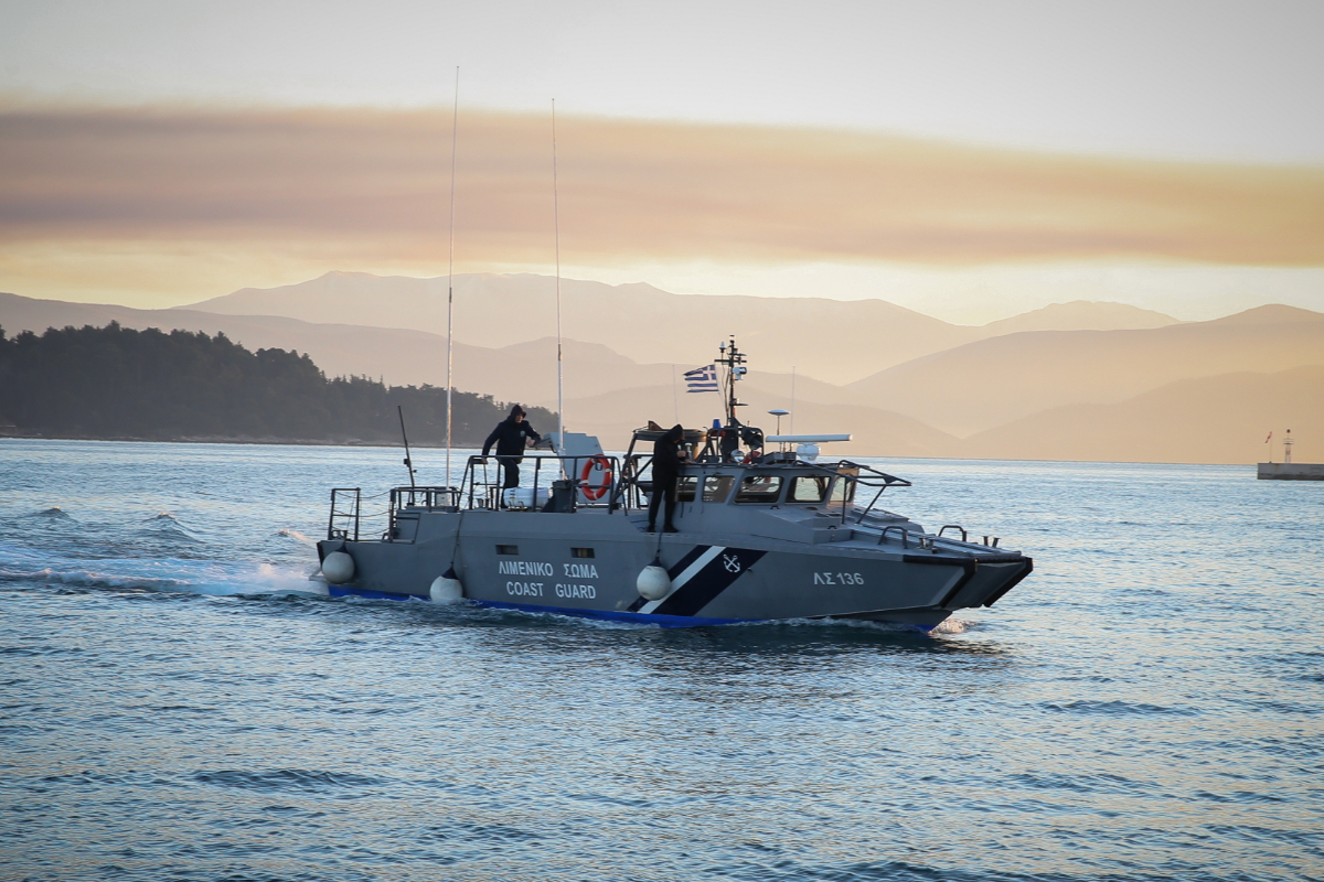 Tragedia frente a Quíos (Grecia): las mafias de la inmigración ilegal embisten una embarcación de la Guardia Costera y dejan 15 muertos