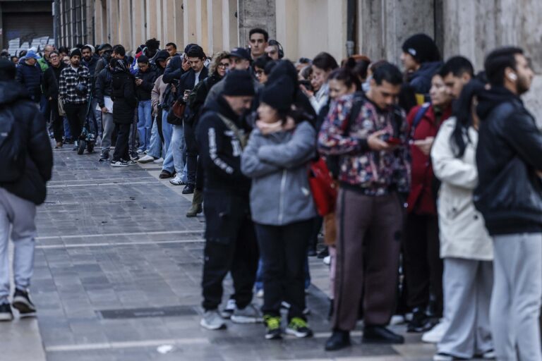 La «regularización» de inmigrantes supera las 900.000 solicitudes y dispara las alertas por el impacto en vivienda, sanidad, educación y seguridad