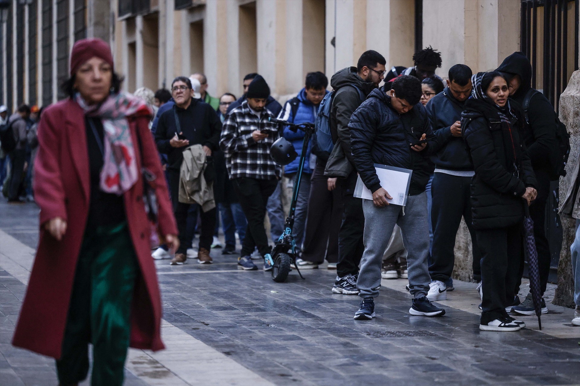 Detenidos dos inmigrantes ilegales argelinos por robar mientras hacen cola en el consulado para regularizar su situación