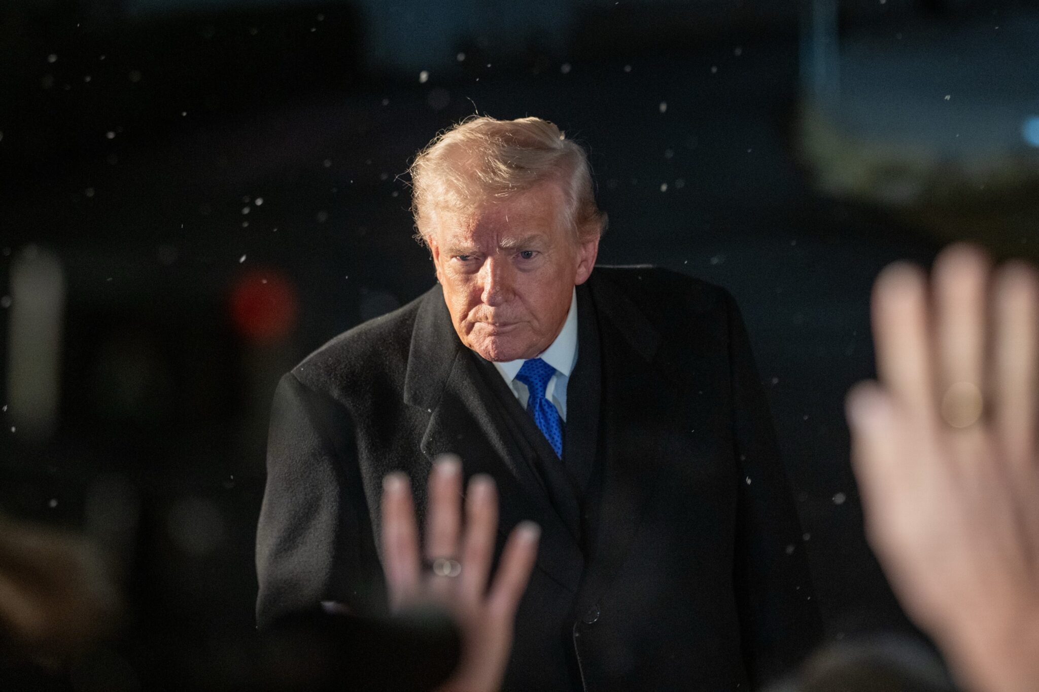 Trump no descarta un ataque contra el régimen islamista de Irán: «Aún no hemos tomado una decisión definitiva»