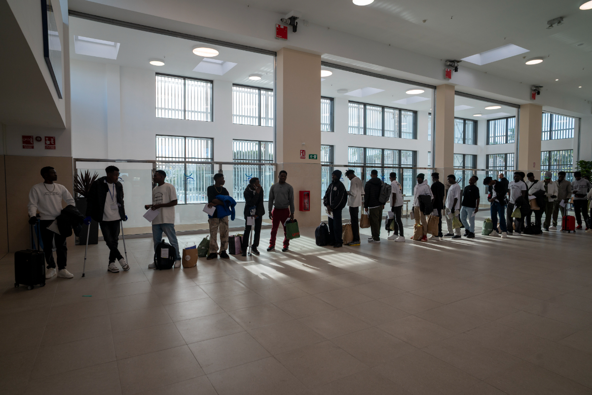 Ceuta desbordada: trasladan a 53 inmigrantes ilegales a la península tras colapsar el CETI con casi el doble de su capacidad