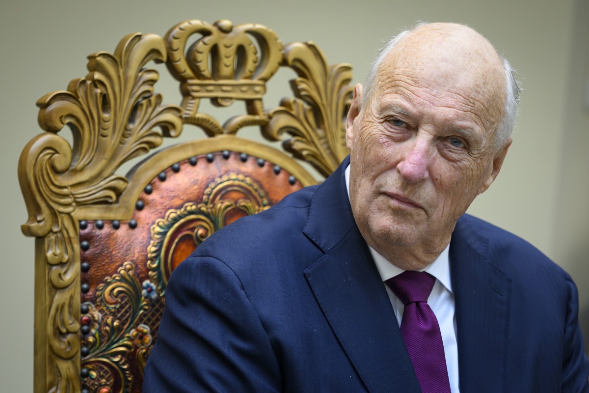 El rey Harald V de Noruega seguirá internado en un hospital de Tenerife tras «responder bien» al tratamiento