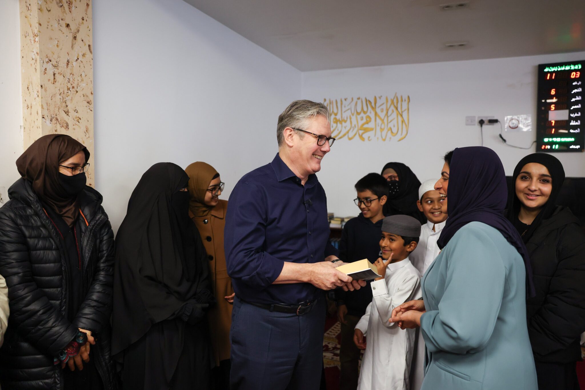Keir Starmer consuma la islamización del Reino Unido: destina 40 millones al cuidado de mezquitas en 2026, ocho veces más que a iglesias