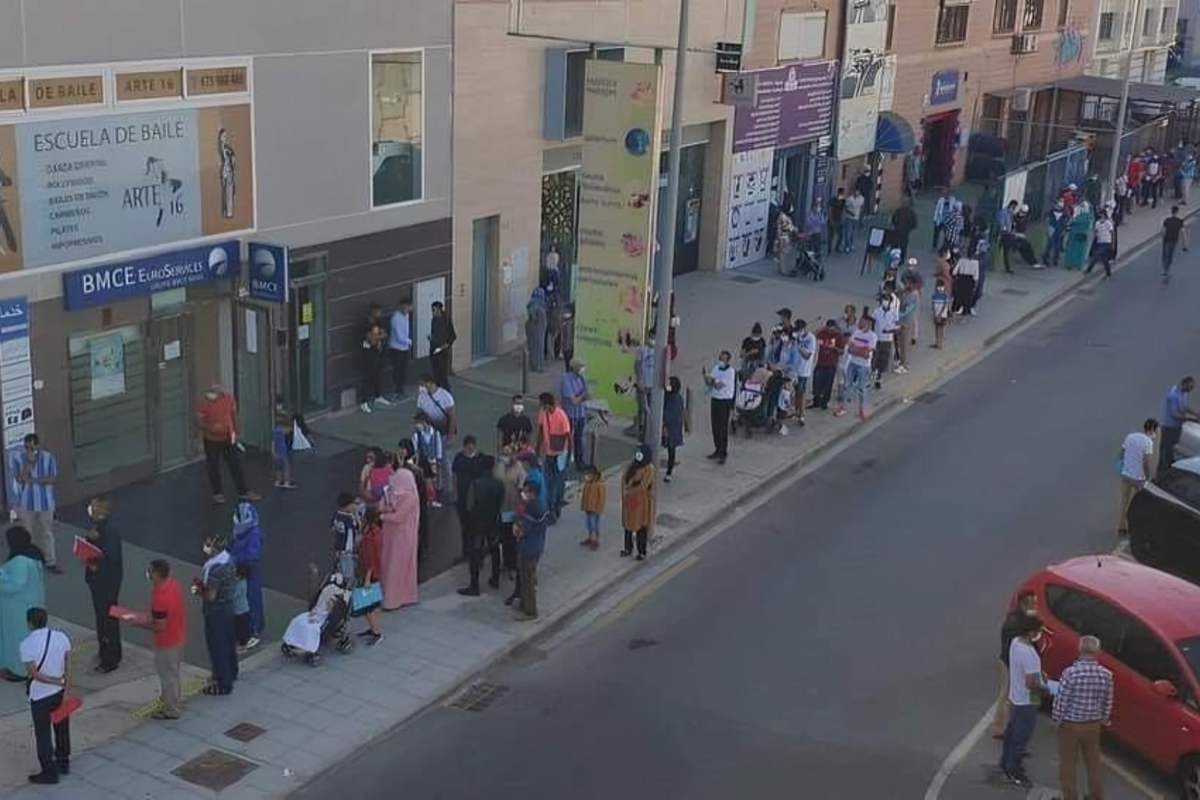 Las mafias convierten en negocio la «regularización» masiva de inmigrantes ilegales: revenden citas por hasta 600 euros