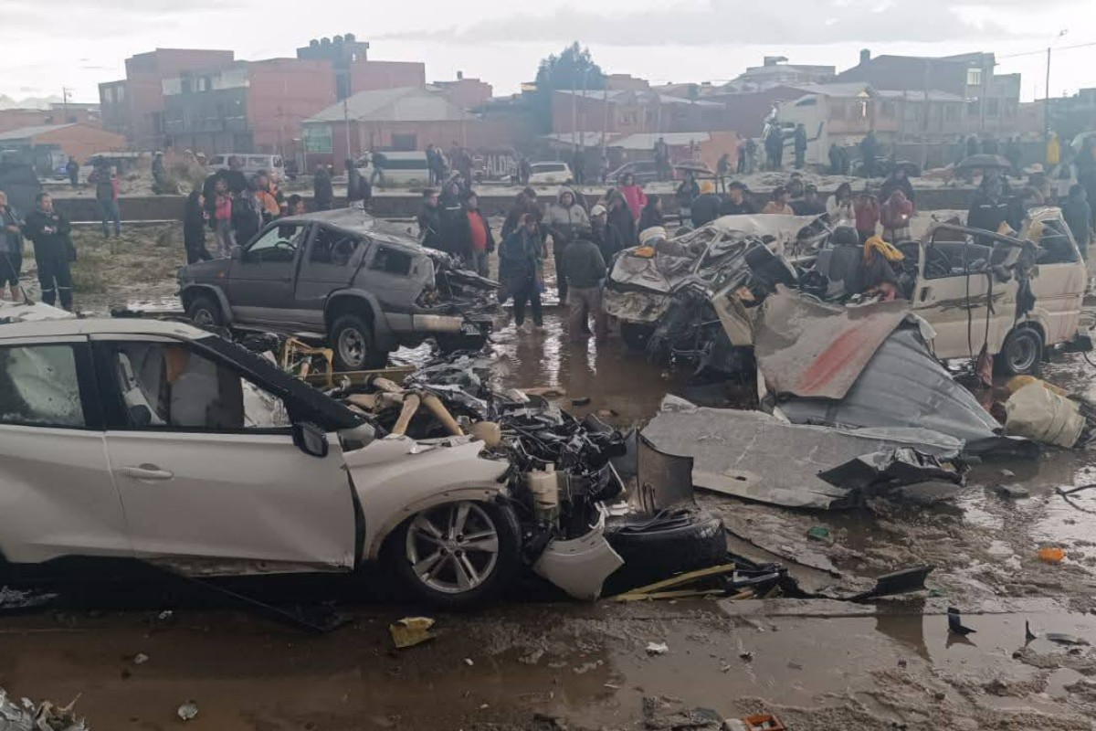 Al menos 15 muertos tras estrellarse un avión militar en Bolivia