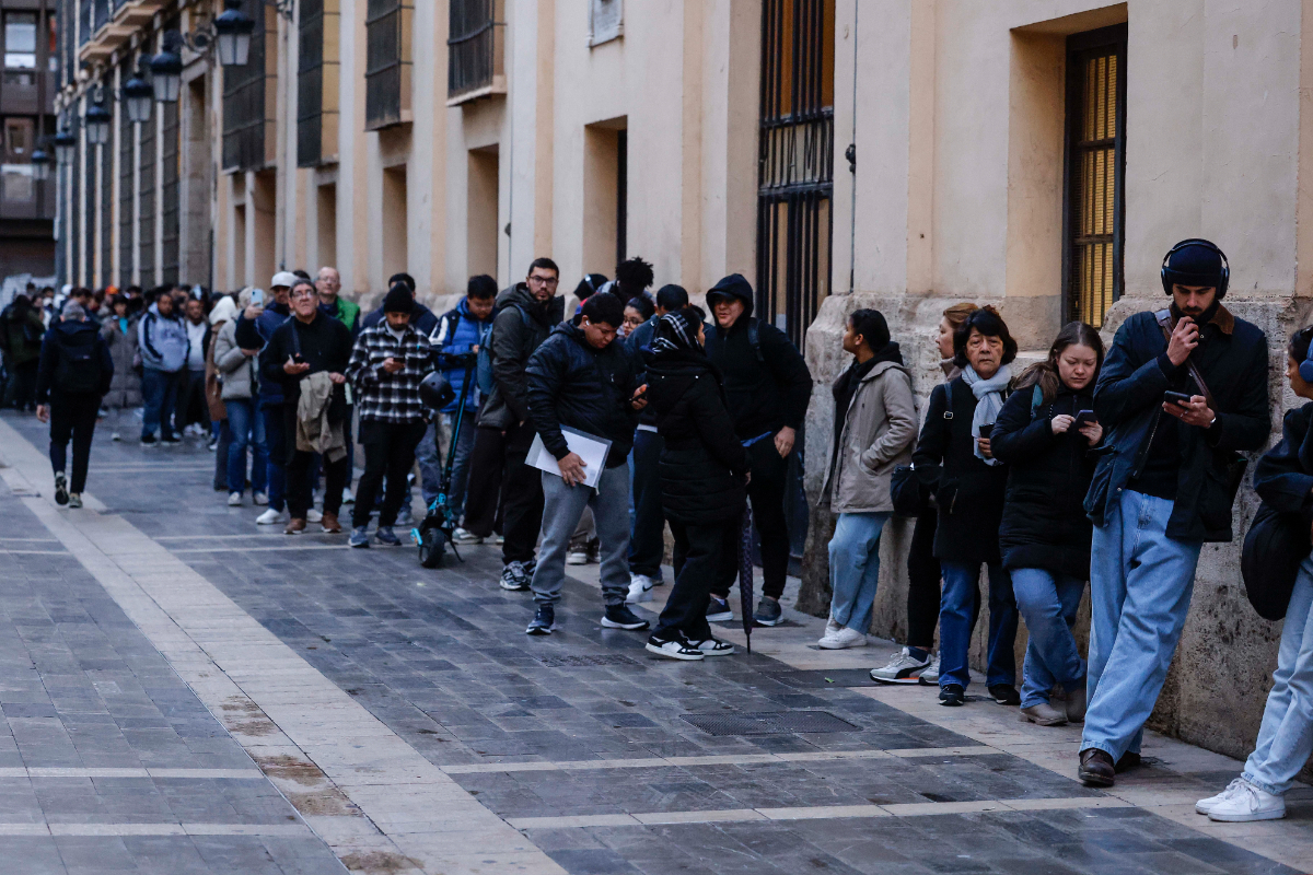 El Gobierno puede recaudar hasta 40 millones a través del cobro de tasas a los inmigrantes que acceden a la «regularización» masiva