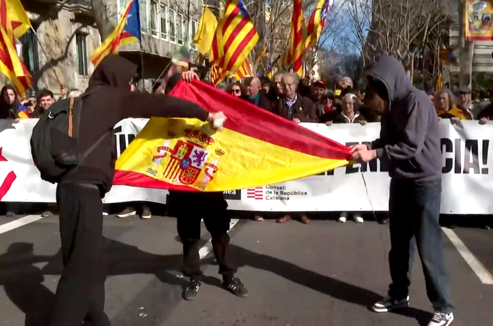 Los separatistas aprovechan la crisis de Rodalies para sus «aquelarres»: queman banderas de España en una manifestación en Barcelona