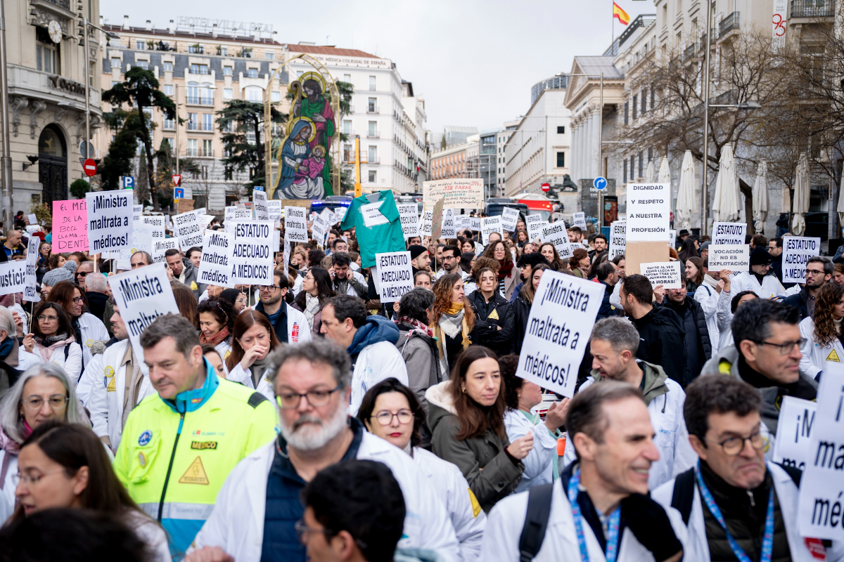 Los médicos españoles exigen la dimisión de la Ministra Mónica García tras no llegar a un acuerdo y arrancan este lunes su tercera semana de huelga