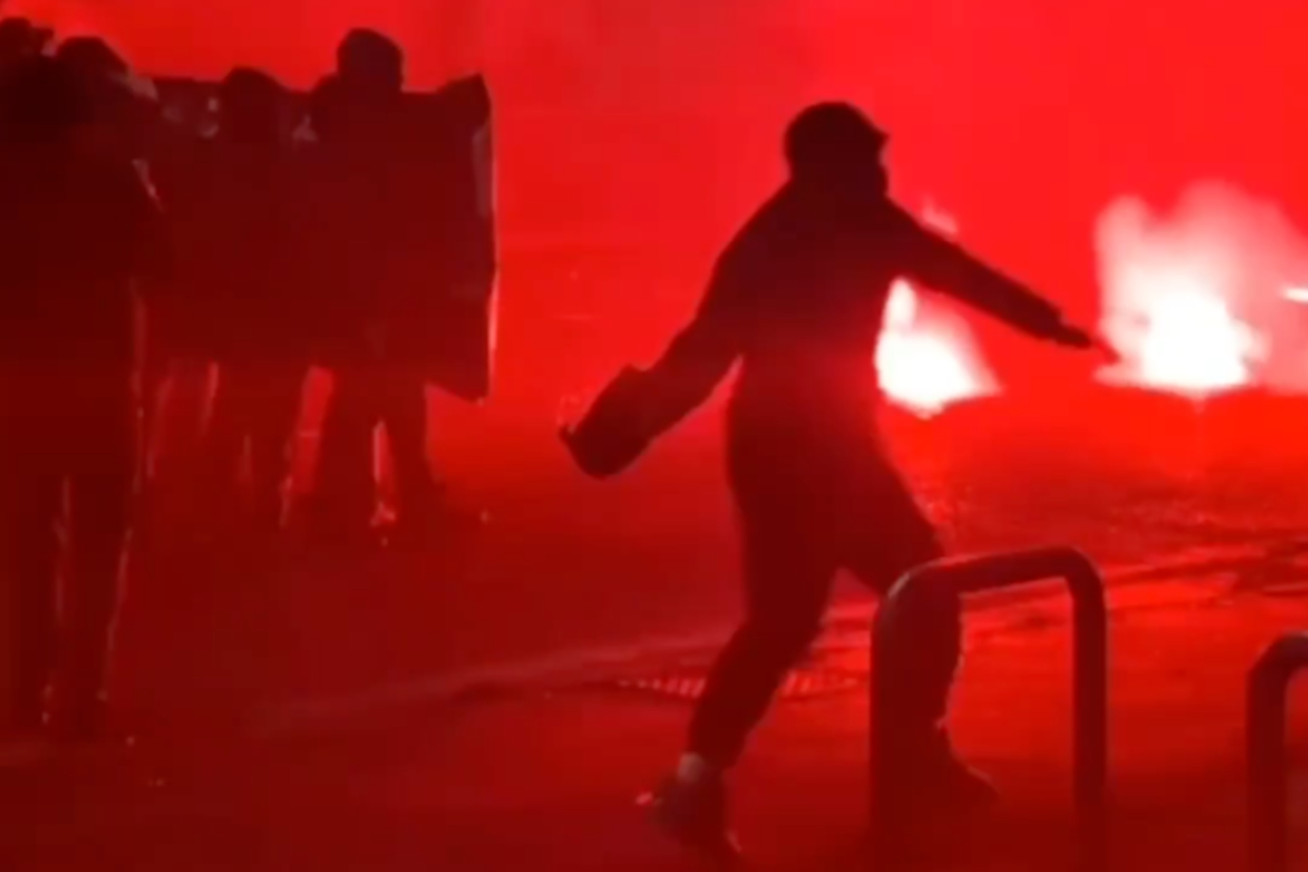 Radicales de extrema izquierda agreden a la Policía italiana en Milán durante una marcha contra los Juegos Olímpicos de Invierno